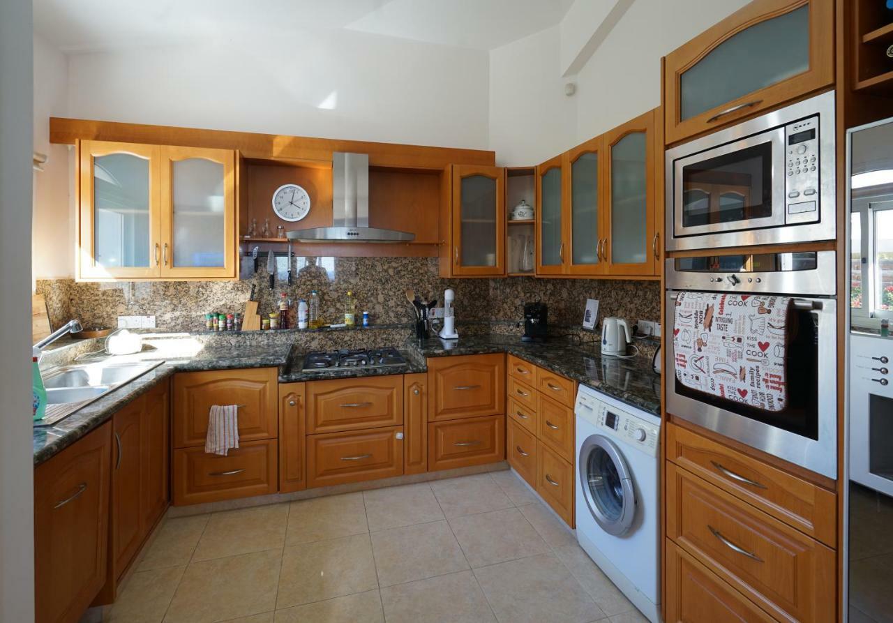 Unforgettable Family Escape - Cliffside Villa With Panoramic Sea Views And Kid-Friendly Private Pool ピッソウリ エクステリア 写真