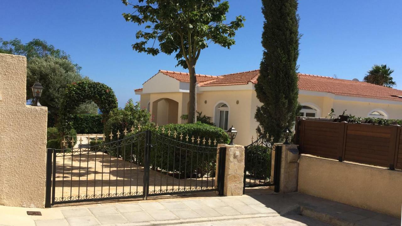 Unforgettable Family Escape - Cliffside Villa With Panoramic Sea Views And Kid-Friendly Private Pool ピッソウリ エクステリア 写真