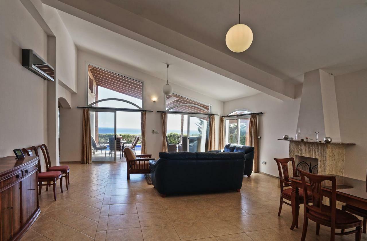 Unforgettable Family Escape - Cliffside Villa With Panoramic Sea Views And Kid-Friendly Private Pool ピッソウリ エクステリア 写真