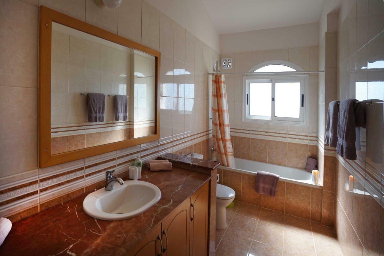 Unforgettable Family Escape - Cliffside Villa With Panoramic Sea Views And Kid-Friendly Private Pool ピッソウリ エクステリア 写真